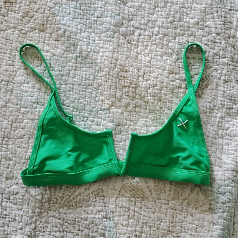 Boutine LA leaf green v cut top 🍃